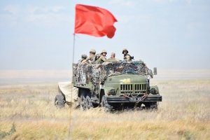 Безстрашний десант: як бійці ВДВ "знищують противника" прямо на воді – ФОТО