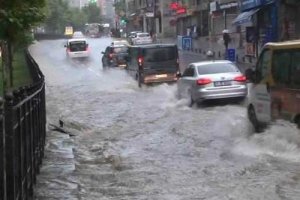 Потужна злива у Стамбулі: паралізовані дороги та підтоплене метро – фото, відео 