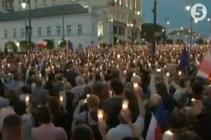 "Тисячі свічок": у Варшаві тривають масштабні протести – ФОТО