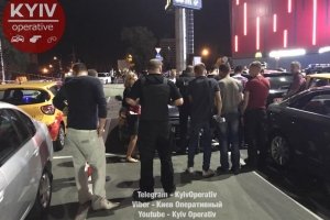 На парковці ТРЦ Києва з автомата розстріляли чоловіка – відео та фото