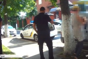 У Рівному патрульні врятували 5-місячне немовля, залишене у розпеченій на сонці автівці