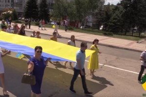 Із концертом і урочистою ходою: Як прифронтовий Торецьк святкував третю річницю визволення – відео
