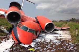 ФОТО: Зграя птахів влаштувала аварійну посадку українського вантажного Ан-74 в Африці