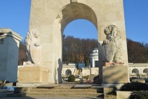 Польща не зображатиме у нових паспортах Меморіал орлят у Львові