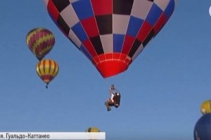 У небо разом із сонцем: В Італії відбувається масштабний багатоденний фестиваль повітряних куль – фото