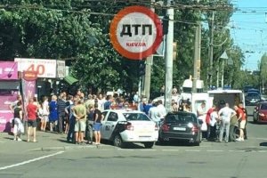 У Києві машина влетіла у натовп людей