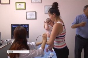 Лікарня Львова отримала дороговартісний УЗД-сканер для діагностики новонароджених