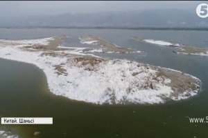 Природні дива: У Китаї посеред літа сніг вкрив ціле озеро