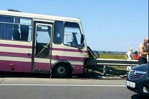 На Львівщині автобус з пасажирам влетів у відбійник – одна людина загинула