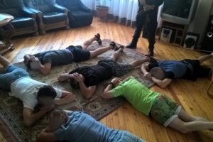 Кайданки, бита, психотропи: на Київщині викрили примусові реабілітаційні центри