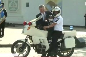Найменший коп України: як 4-річний Гліб отримав поліцейський жетон та керував байком