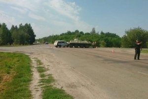 На Рівненщині біля полігону БТР в’їхав в мікроавтобус – 3 осіб постраждало