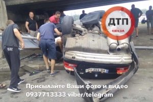 ФОТО: У Києві BMW перекинувся та влетів у стовп – утворився затор