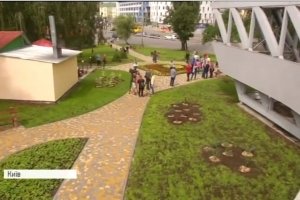 Кам'яні доріжки, газон, краса: У Києві на Солом'янці відкрили оновлену площу