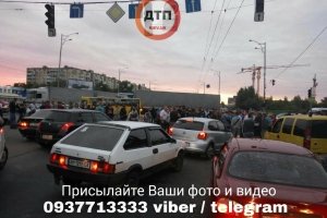 У Києві активісти перекрили дорогу біля "Лісової": сталася сутичка – фото