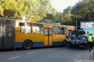 У Тернополі не розминулись тролейбус-гармошка та броньовик