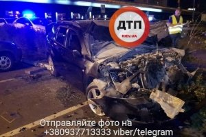 ДТП у Києві: Mazda вилетіла з дороги на парковку – й пошкодила три автівки