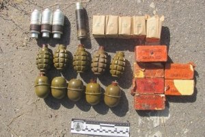 На околиці Лисичанська спецполіція виявила пакети з боєприпасами та вибухівкою – фотозвіт