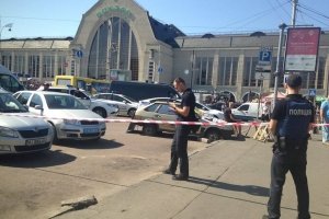 Неподалік залізничного вокзалу в Києві сталася стрілянина, поранено трьох осіб