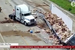Тісто, кетчуп, траса: у США автобан засипало піццею – фоторепортаж
