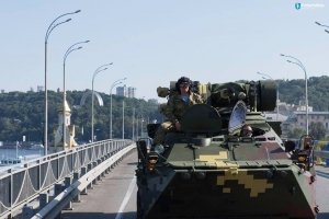 Київ "пересів" на танки: як столицею військова техніка рухалася – фоторепортаж