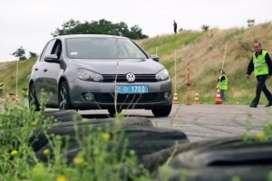 Маневри від профі: як пройшли авто-змагання поліції охорони – фоторепортаж