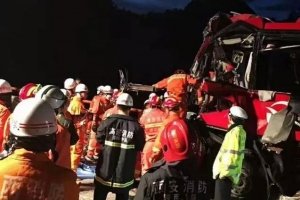 У Китаї автобус врізався у стіну тунелю: 36 загиблих, 13 поранених