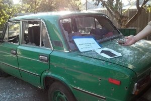 Пошкодило газову трубу й посікло осколками автівку: Ворог знову обстріляв житлові квартали Новолуганського