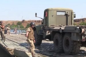 Вправлятися з 170 тоннами заліза: Військові інженери розгорнули понтонну переправу &ndash; відео&nbsp;