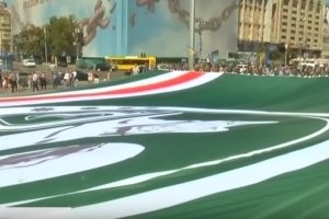 Це про солідарність: У Києві на Майдані розгорнули рекордний прапор Ічкерії – фоторепортаж
