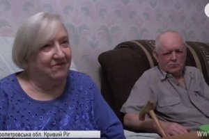 Подружжя пенсіонерів з Кривого Рогу передали свою колекцію книжок дітям Донбасу – відео