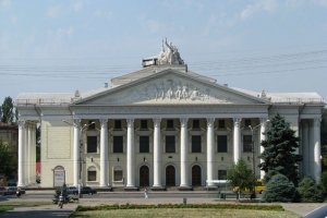 Светр та зарядне: У Запоріжжі біля драмтеатру знешкодили 