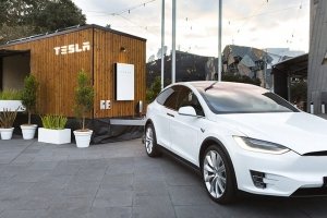 Tesla створила "крихітний будиночок", який навчить людей накопичувати й витрачати електроенергію