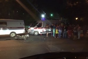 В Одесі водій BMW з посвідченням СБУ збив мотоциклістку, протаранив три машини та втік