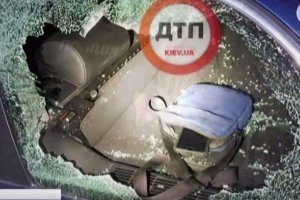 У Києві сталося збройне викрадення: чоловіка просто серед ночі витягли з його автівки
