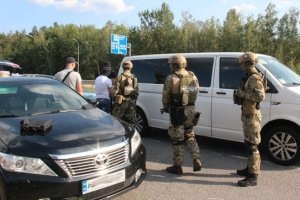 ФОТО: На Житомирщині зі зброєю, наркотиками й бурштином "погорів" кримінальний авторитет