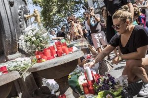 Теракт у Барселоні: Сотні людей з квітами і свічками вшановують пам'ять загиблих – фото 