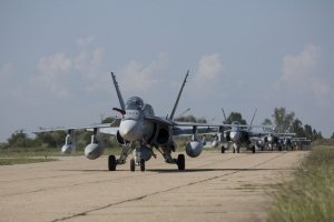 Чотири канадські винищувачі CF-18 прибули до Румунії для участі в повітряній місії НАТО