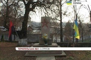 2 пам'ятники Степану Бандері пошкодили на Тернопільщині