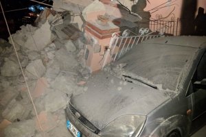 Розбиті автівки та зруйновані дахи: наслідки землетрусу в Італії – ФОТО