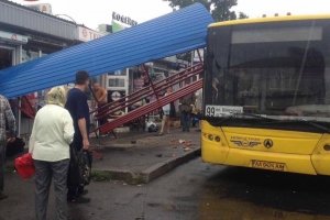 У Києві автобус в'їхав у зупинку