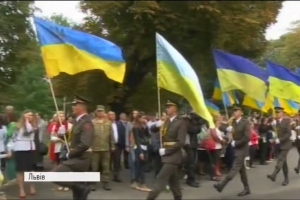 День прапора у Львові: 7-річна донька героя АТО підняла державний стяг