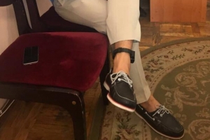 "Нарешті вдягнув": Полякову таки вдягли електронний браслет