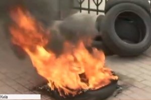На тлі палаючих шин: обвинуваченого у викраденні майданівців залишили під вартою