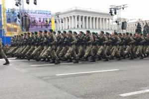 "Грім" заліза та солдатських кроків: парад на Майдані – фоторепортаж