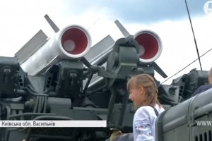 Міні-парад техніки та літак-ровесник України: як у Василькові відзначали свято