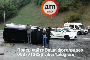 Вилетів на газон, збив пішоходів: на Володимирському узвозі перекинувся джип