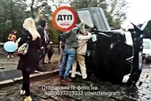 Жахливе ДТП у центрі Києва: позашляховик вилетів на тротуар і перекинувся – ФОТО