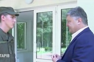 Порошенко нагородив бійця НГУ, що надав допомогу постраждалим на Грушевського