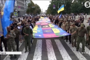 До дня Шани воїнів та волонтерів АТО у Харкові розгорнули 25-метровий прапор єдності